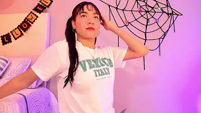 Snapshot of Maia_W10 chatting on 10/30/25, 12:39 Maia W10 online show from 10/30/25, 12:39