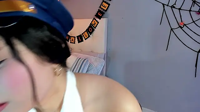 Snapshot of Maia_W10 chatting on 10/31/25, 12:17 Maia W10 online show from 10/31/25, 12:17