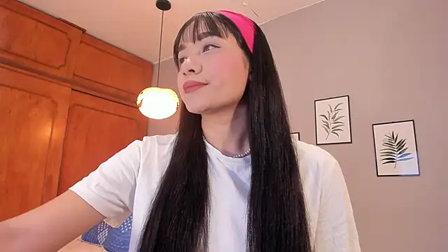 Snapshot of Maia_W10 chatting on 11/12/25, 12:16 Maia W10 online show from 11/12/25, 12:16