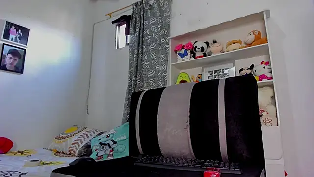 Snapshot of megan_100 chatting on 11/08/25, 06:51 megan 100 online show from 11/08/25, 06:51