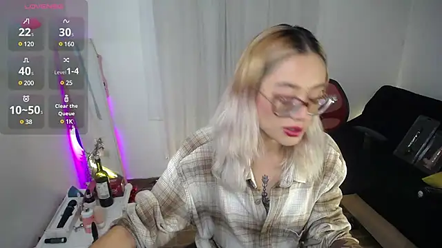 Snapshot of 911Calling chatting on 01/12/25, 08:03 911Calling online show from 01/12/25, 08:03