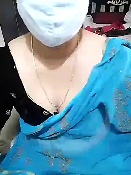 Snapshot of aliseanu chatting on 01/04/25, 11:00 aliseanu online show from 01/04/25, 11:00