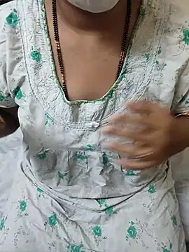 Snapshot of aliseanu chatting on 10/26/25, 05:41 aliseanu online show from 10/26/25, 05:41