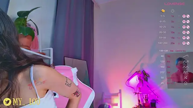 Snapshot of MyLou_ chatting on 11/14/25, 03:11 MyLou online show from 11/14/25, 03:11