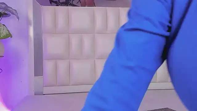 Snapshot of Alhana_pulido chatting on 01/22/25, 09:32 Alhana pulido online show from 01/22/25, 09:32