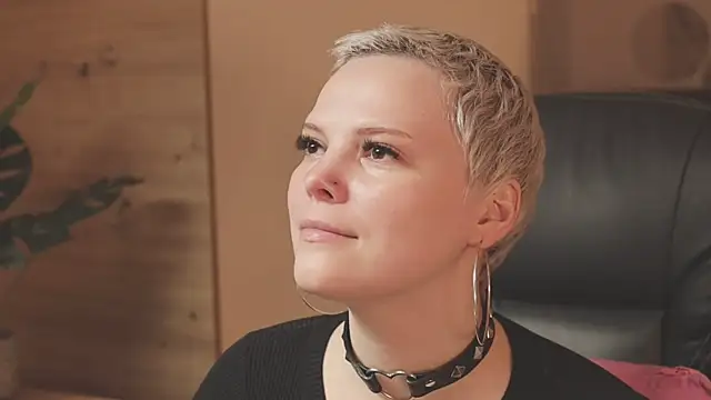 LikaBerry1 online show from 11/18/25, 12:31