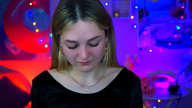 Snapshot of DeboraLarson chatting on 10/17/25, 04:15 DeboraLarson online show from 10/17/25, 04:15