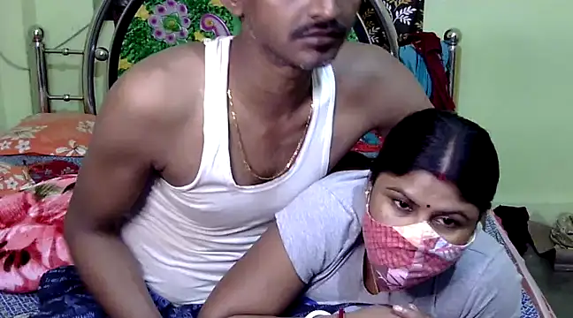 Snapshot of Couple_For_You18 chatting on 12/29/24, 05:33 Couple For You18 online show from 12/29/24, 05:33