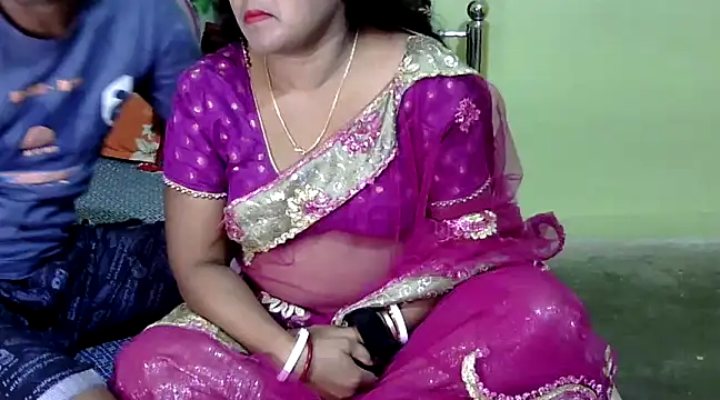 Snapshot of Couple_For_You18 chatting on 01/05/25, 01:58 Couple For You18 online show from 01/05/25, 01:58