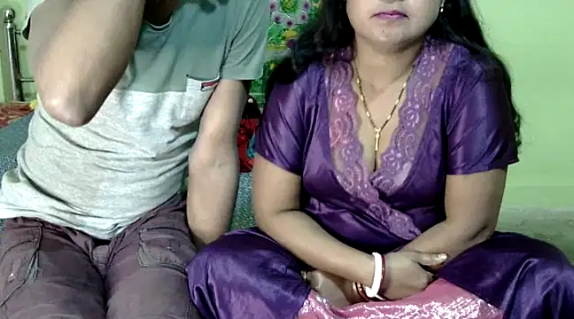 Snapshot of Couple_For_You18 chatting on 01/06/25, 04:02 Couple For You18 online show from 01/06/25, 04:02