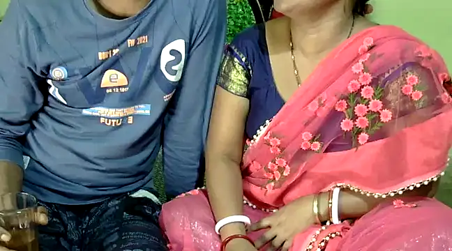 Snapshot of Couple_For_You18 chatting on 01/15/25, 12:36 Couple For You18 online show from 01/15/25, 12:36