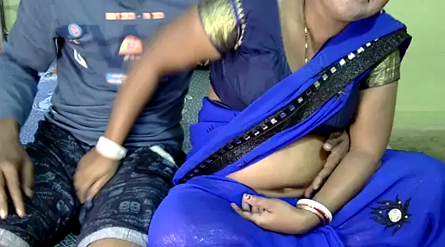 Snapshot of Couple_For_You18 chatting on 01/16/25, 01:37 Couple For You18 online show from 01/16/25, 01:37