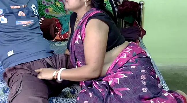 Snapshot of Couple_For_You18 chatting on 01/21/25, 10:52 Couple For You18 online show from 01/21/25, 10:52