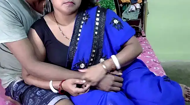 Snapshot of Couple_For_You18 chatting on 01/29/25, 12:43 Couple For You18 online show from 01/29/25, 12:43