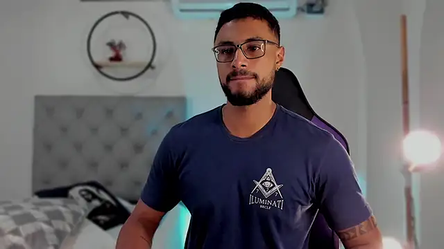 LiamGarcia1 online show from 01/11/25, 07:49