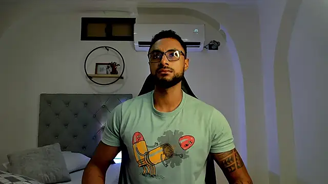 LiamGarcia1 online show from 02/19/25, 12:33