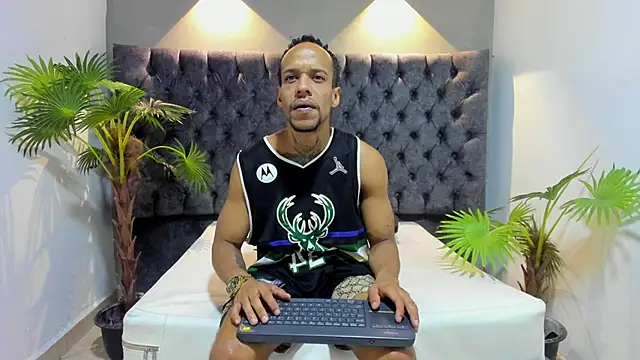 Snapshot of Salomon_koude chatting on 05/19/26, 02:01 Salomon koude online show from 05/19/26, 02:01