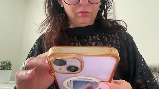 Snapshot of Serena_4you chatting on 11/04/25, 03:22 Serena 4you online show from 11/04/25, 03:22