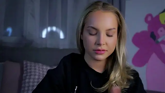 Snapshot of AftonConnett chatting on 12/16/25, 11:32 AftonConnett online show from 12/16/25, 11:32