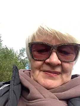 Laura Millf online show from 10/03/25, 11:07