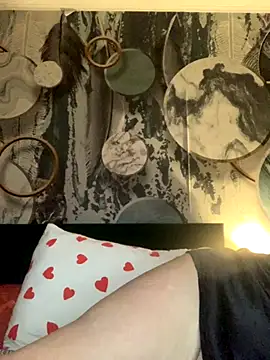 Laura Millf online show from 12/02/25, 04:35