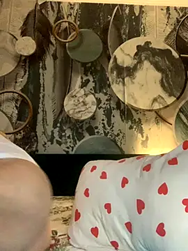 Laura Millf online show from 12/04/25, 11:41