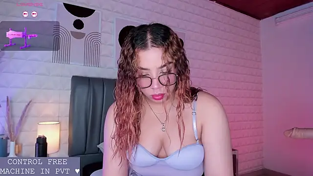 Snapshot of Lizzie-Evans chatting on 06/25/26, 12:09 Lizzie-Evans online show from 06/25/26, 12:09
