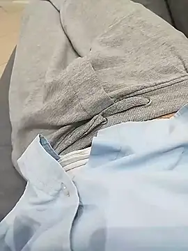 Snapshot of ptrz990 chatting on 11/19/25, 01:00 ptrz990 online show from 11/19/25, 01:00