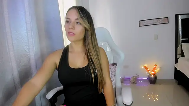 Snapshot of Sara_lopez_28 chatting on 02/19/25, 03:27 Sara lopez 28 online show from 02/19/25, 03:27