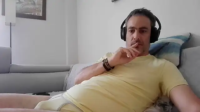 Snapshot of basquehotboy chatting on 04/15/26, 10:33 basquehotboy online show from 04/15/26, 10:33