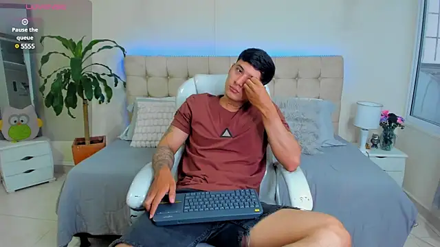 Damian23   online show from 02/13/25, 12:43