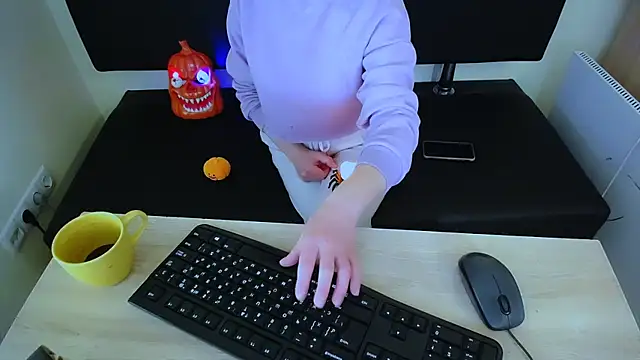 LaimaV  online show from 10/31/25, 10:05