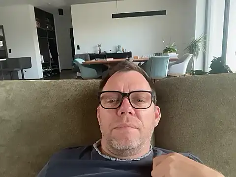 Snapshot of xmnbx77 chatting on 10/13/25, 09:53 xmnbx77 online show from 10/13/25, 09:53