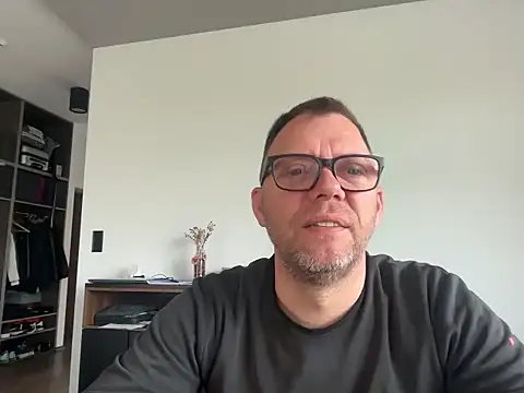 Snapshot of xmnbx77 chatting on 10/15/25, 07:30 xmnbx77 online show from 10/15/25, 07:30