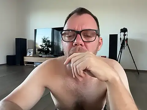 Snapshot of xmnbx77 chatting on 10/20/25, 07:31 xmnbx77 online show from 10/20/25, 07:31