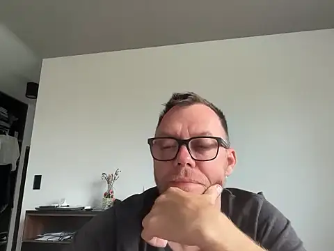 Snapshot of xmnbx77 chatting on 10/21/25, 09:10 xmnbx77 online show from 10/21/25, 09:10