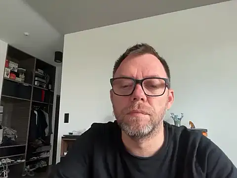 Snapshot of xmnbx77 chatting on 11/03/25, 10:27 xmnbx77 online show from 11/03/25, 10:27