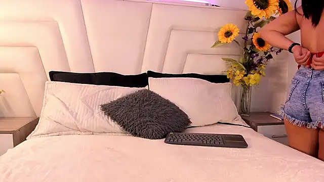 Snapshot of Nessa2905 chatting on 09/24/25, 02:37 Nessa2905 online show from 09/24/25, 02:37