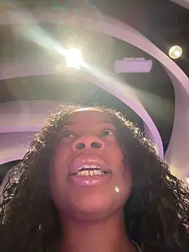 Snapshot of miamiworld chatting on 12/19/25, 11:01 miamiworld online show from 12/19/25, 11:01