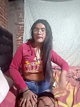 Snapshot of yovana13 chatting on 10/29/25, 10:39 yovana13 online show from 10/29/25, 10:39