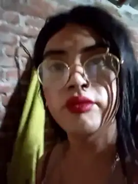 Snapshot of yovana13 chatting on 11/21/25, 12:10 yovana13 online show from 11/21/25, 12:10