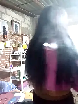 Snapshot of yovana13 chatting on 11/25/25, 06:24 yovana13 online show from 11/25/25, 06:24