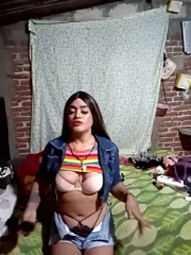 Snapshot of yovana13 chatting on 12/15/25, 11:31 yovana13 online show from 12/15/25, 11:31