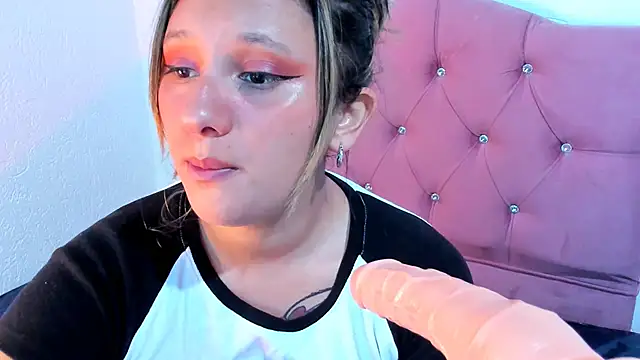 Snapshot of Mila_nixon02 chatting on 02/21/25, 04:05 Mila nixon02 online show from 02/21/25, 04:05