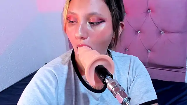 Snapshot of Mila_nixon02 chatting on 03/04/25, 03:44 Mila nixon02 online show from 03/04/25, 03:44