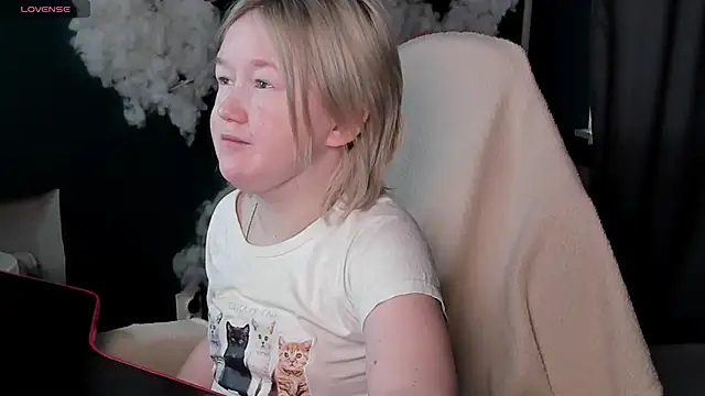Snapshot of Sara_Robinson chatting on 04/26/26, 02:42 Sara Robinson online show from 04/26/26, 02:42