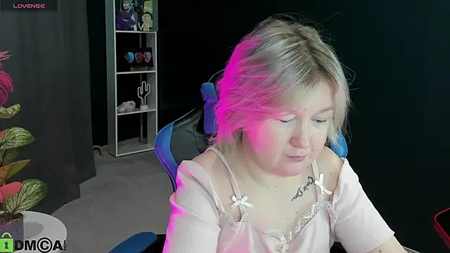 Snapshot of Sara_Robinson chatting on 06/12/26, 03:05 Sara Robinson online show from 06/12/26, 03:05
