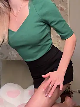 Snapshot of Tiffanyhunt chatting on 10/17/25, 01:25 Tiffanyhunt online show from 10/17/25, 01:25