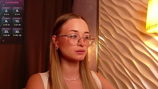 Snapshot of Tiffanyhunt chatting on 11/19/25, 01:22 Tiffanyhunt online show from 11/19/25, 01:22