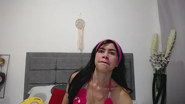 Snapshot of Vicky_Love_ chatting on 02/20/25, 10:48 Vicky Love  online show from 02/20/25, 10:48